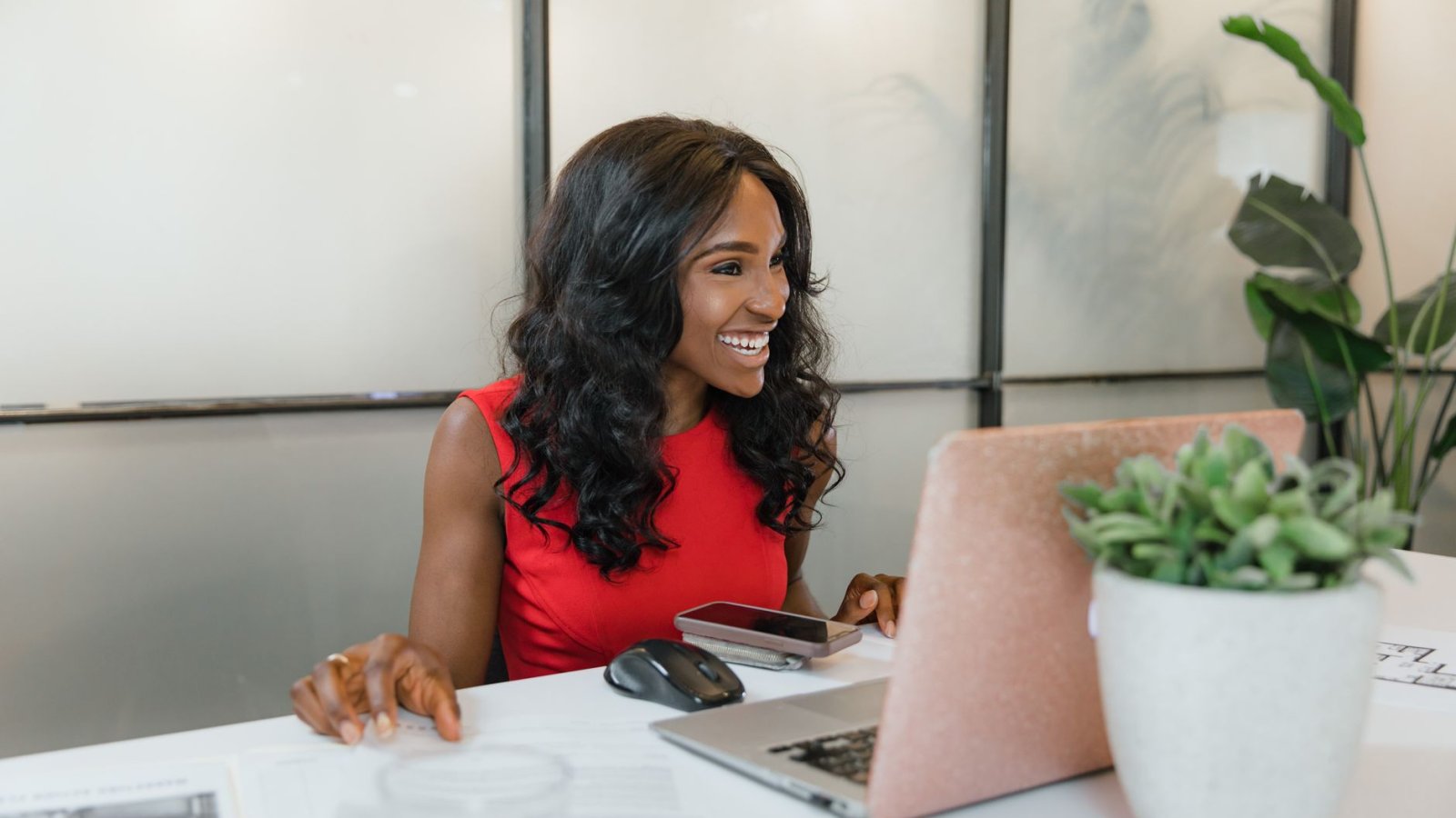 Dirigeant de petite entreprise travaillant sur son ordinateur portable dans son bureau.