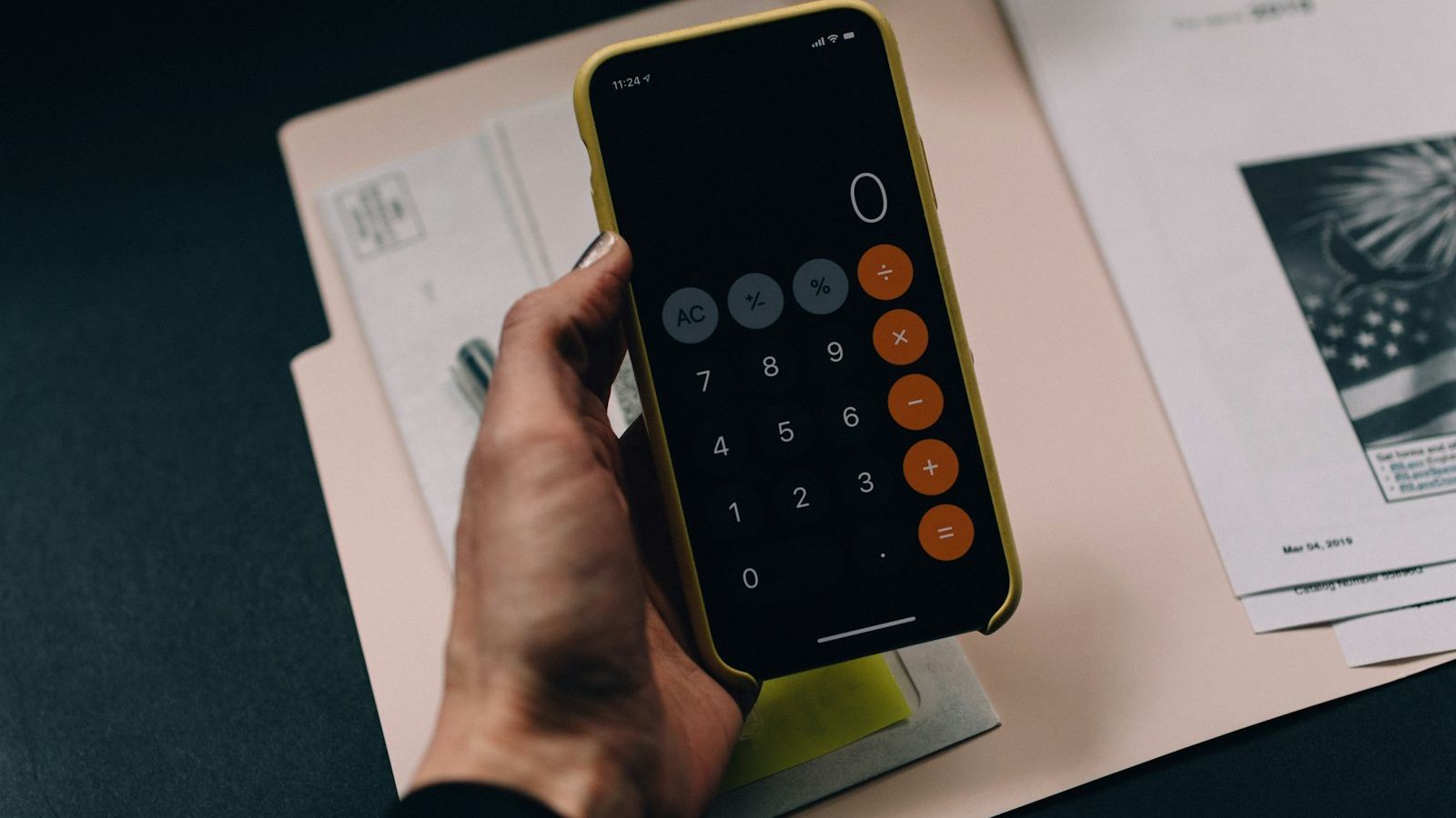 Calculatrice et documents comptables sur un bureau, pour le suivi des factures impayées.