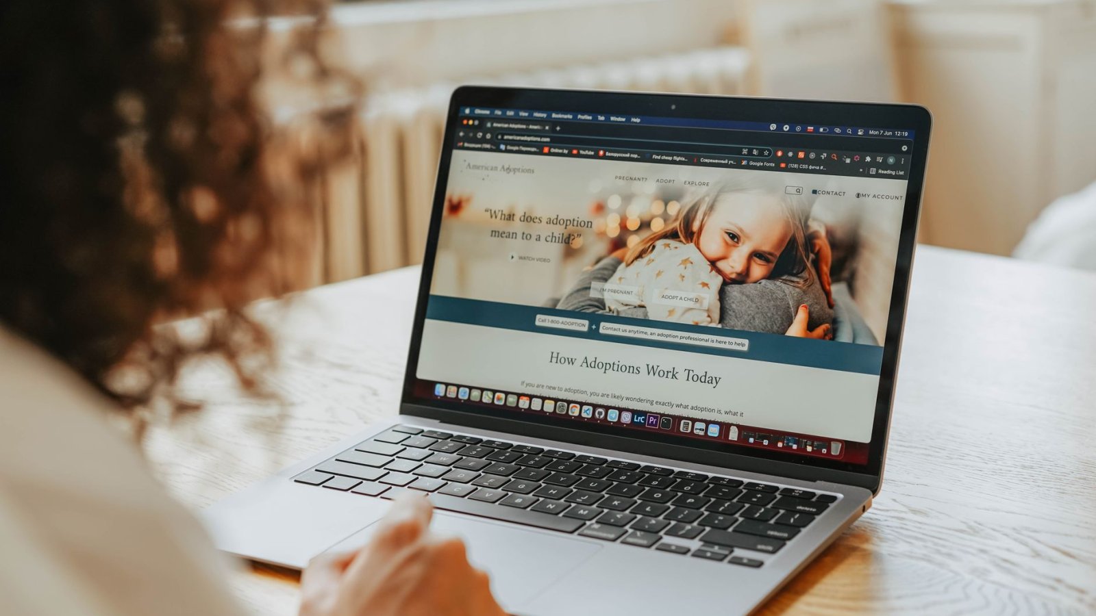 Personne interagissant avec un chatbot sur un site web professionnel.