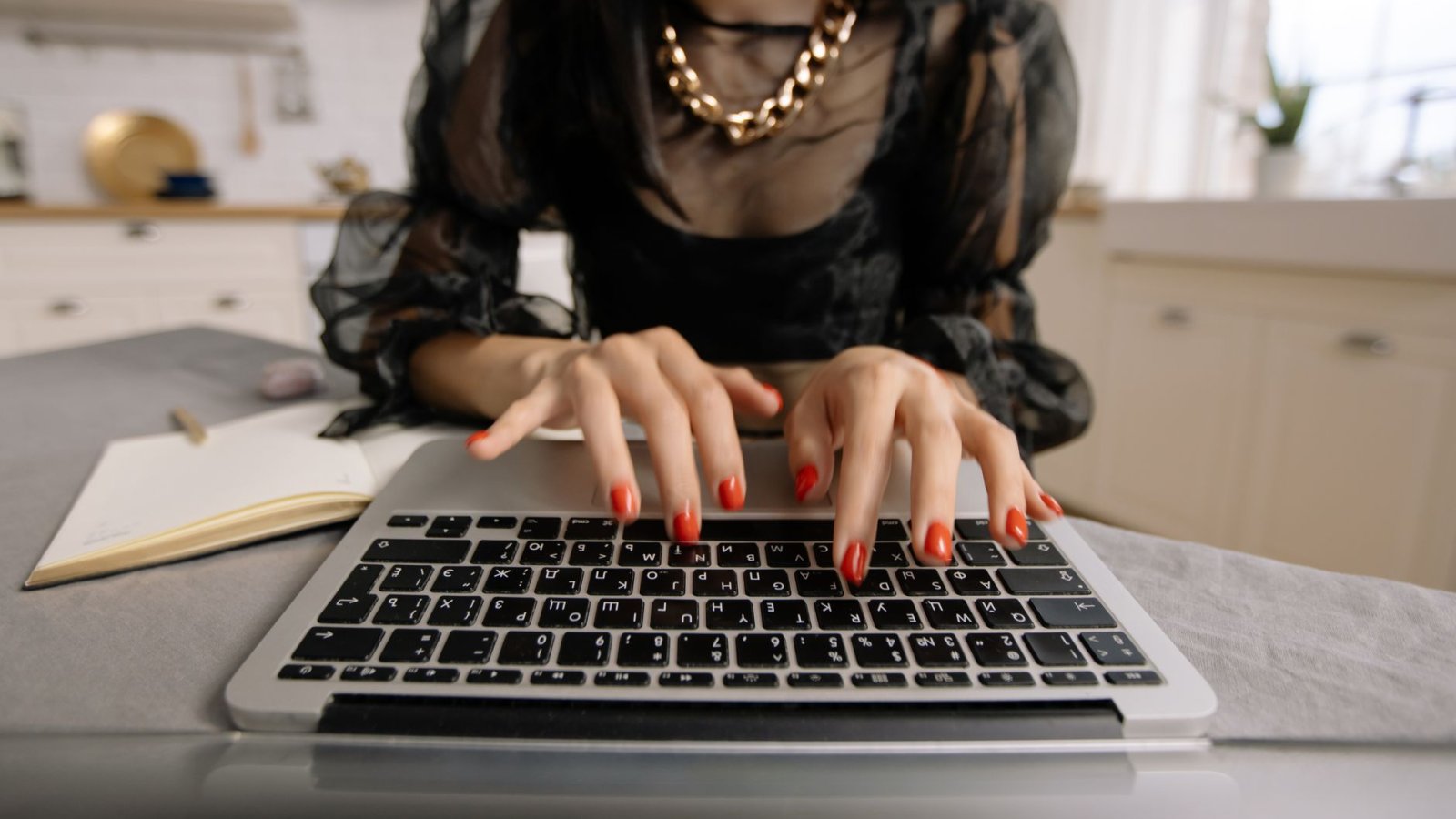 Salariée utilisant un assistant d'IA sur son ordinateur portable, un carnet à côté.