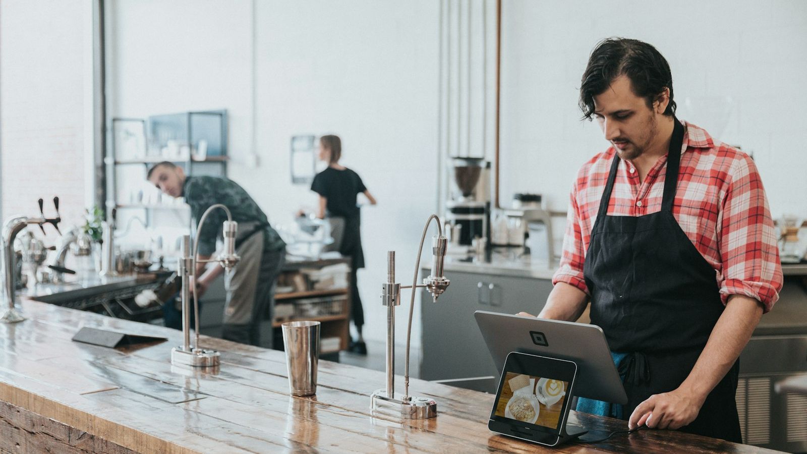 Gérant de petite entreprise vérifiant sa facturation sur un ordinateur portable.